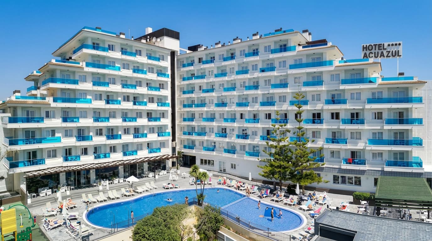 Vista aérea de la fachada y piscinas exteriores del Hotel Acuazul 4 estrellas en Peñíscola