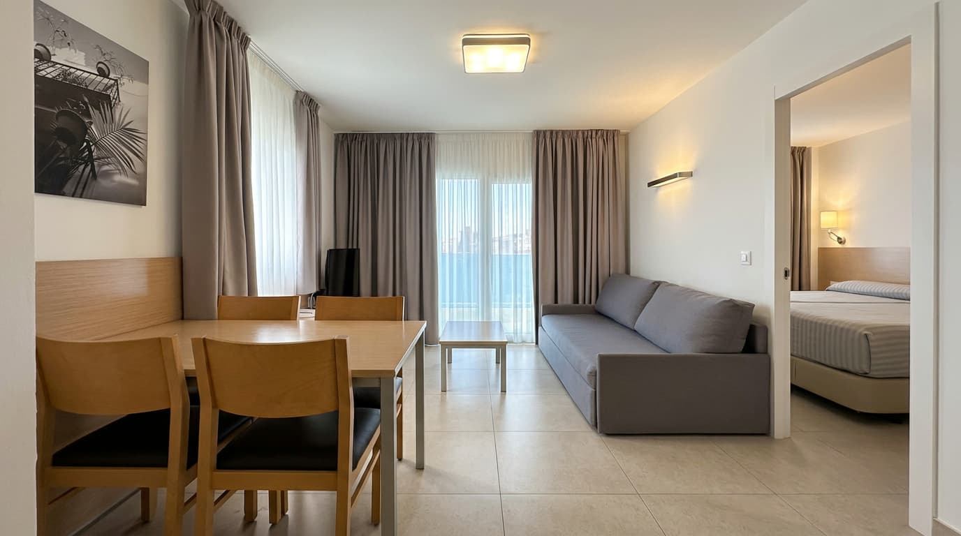 Junior suite con salón independiente y dormitorio en el Aparthotel Acuazul Peñíscola