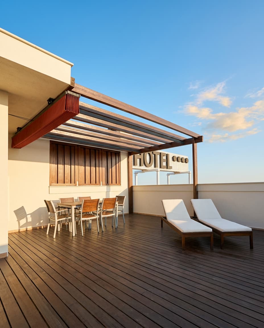 Terraza privada con pérgola y solarium del ático del Aparthotel Acualandia Peñíscola