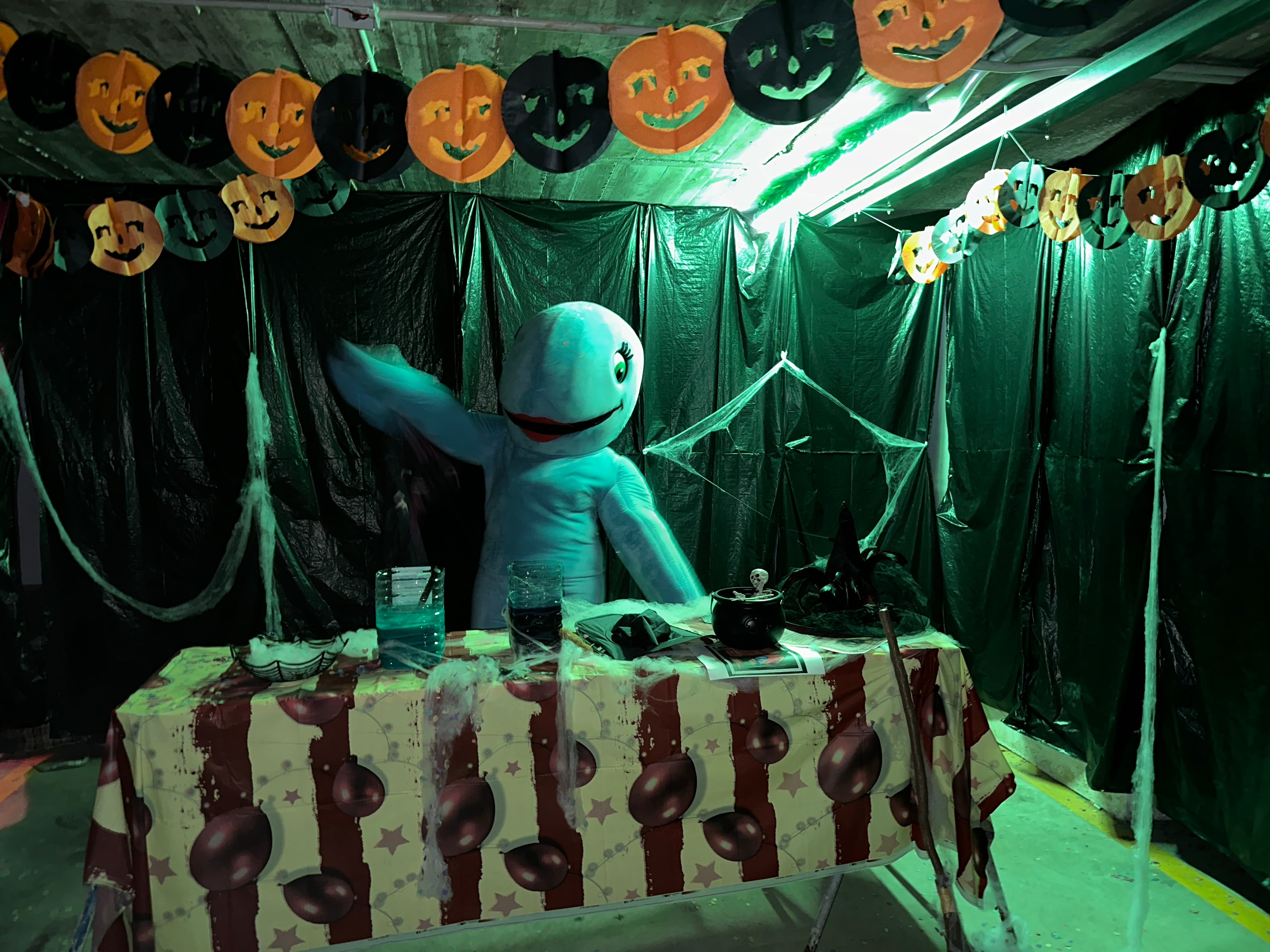 Mascota de la Ballenita con decorado de calabazas y telas de araña