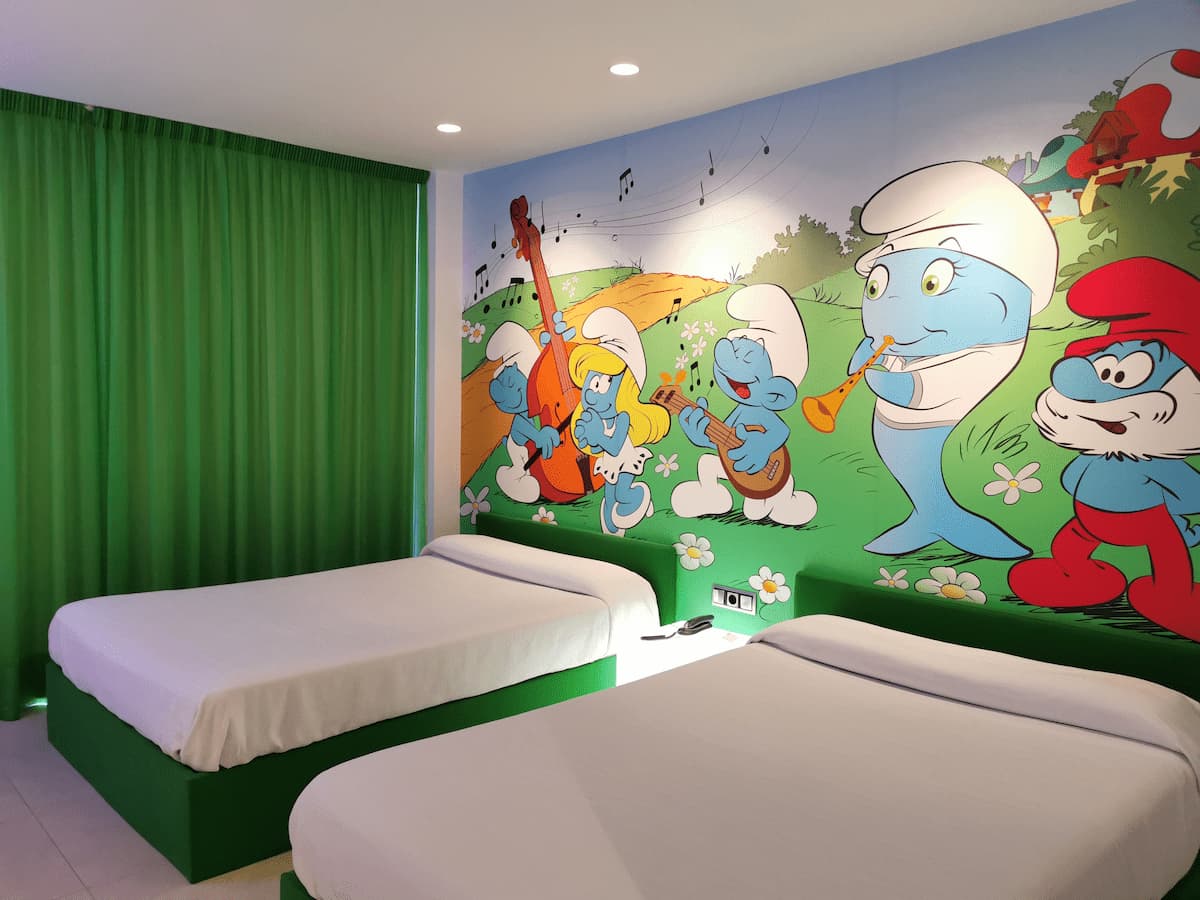 habitación temática infantil Los Pitufos Hotel Acuazul Peñíscola con camas dobles para familias