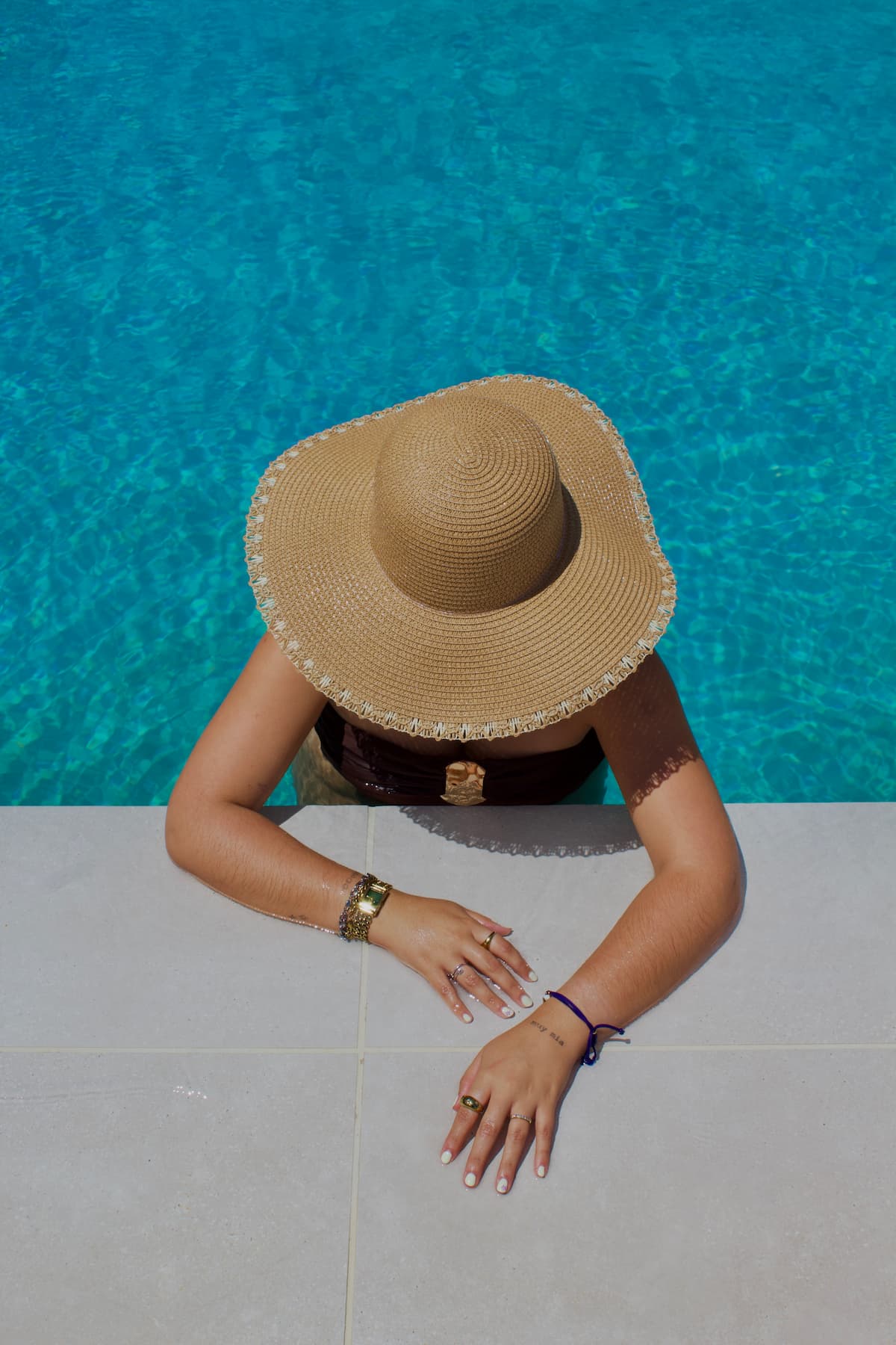 Zona de relax junto a la piscina del Hotel Castillo de Peñíscola