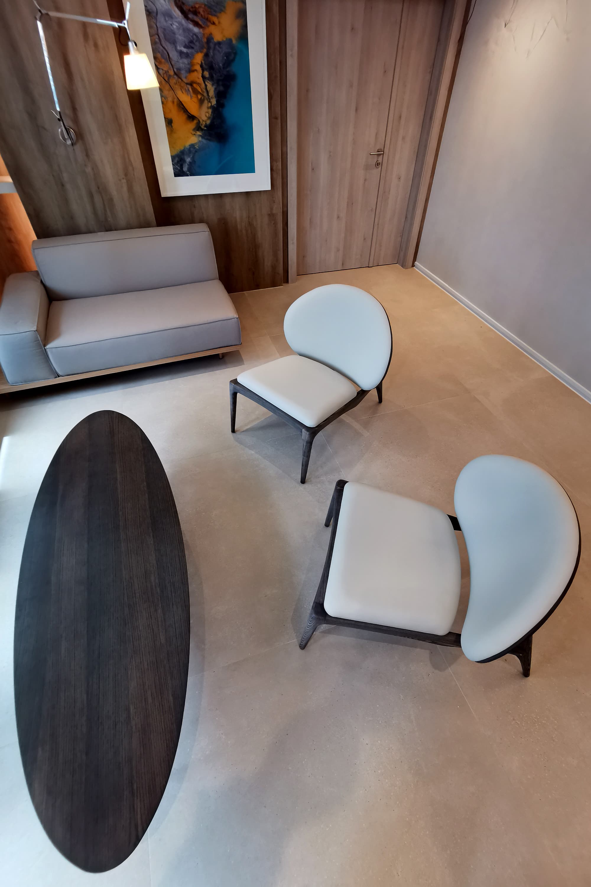 Sala de relax con butacas de diseño contemporáneo y obra de arte