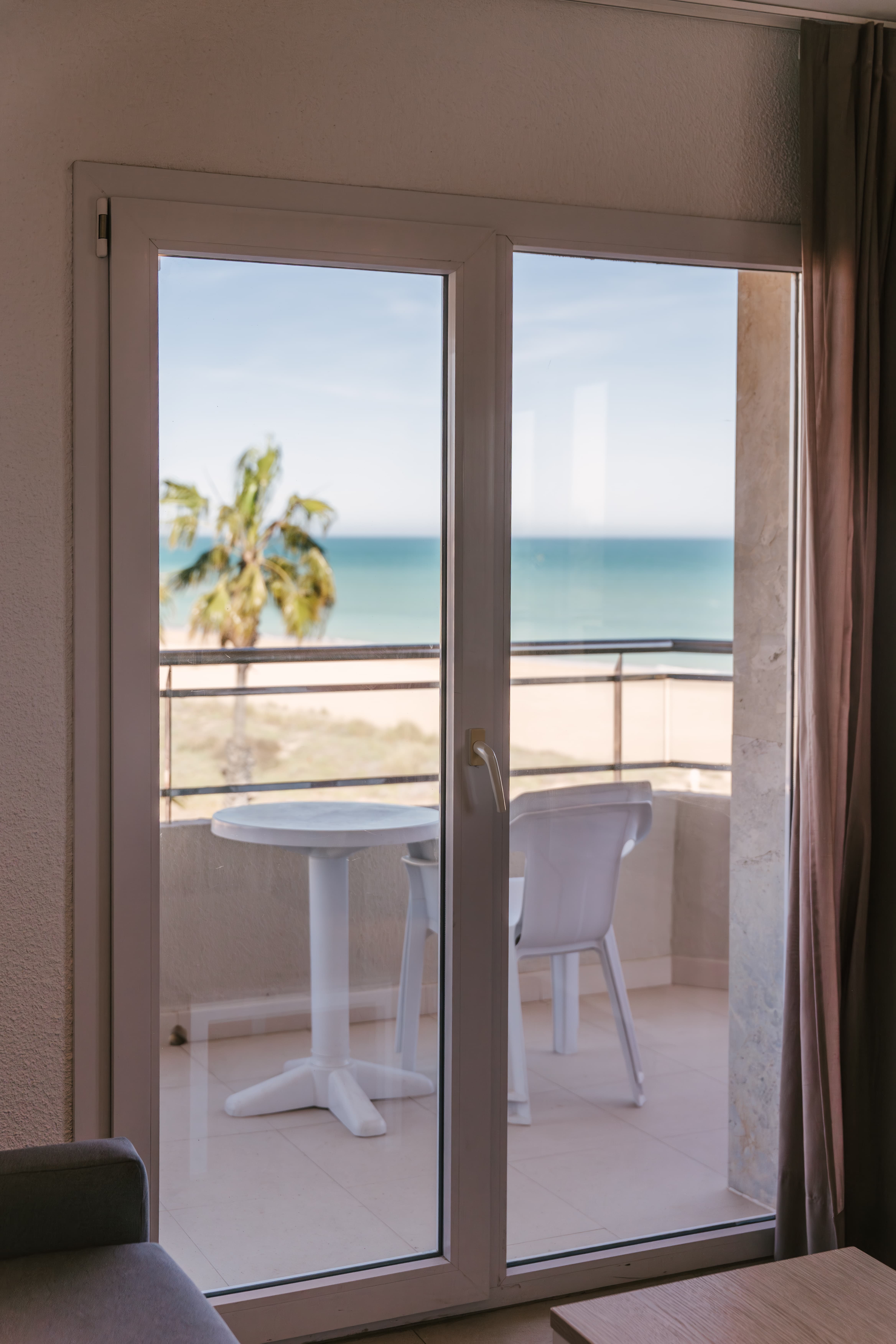 Terraza del apartamento del Aparthotel Acualandia Peñíscola con vistas al mar Mediterráneo