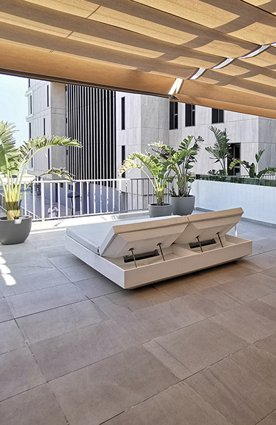 Terraza privada de habitación Premium con cama balinesa y pérgola en el Hotel Castillo de Peñíscola Spa 4* Sup