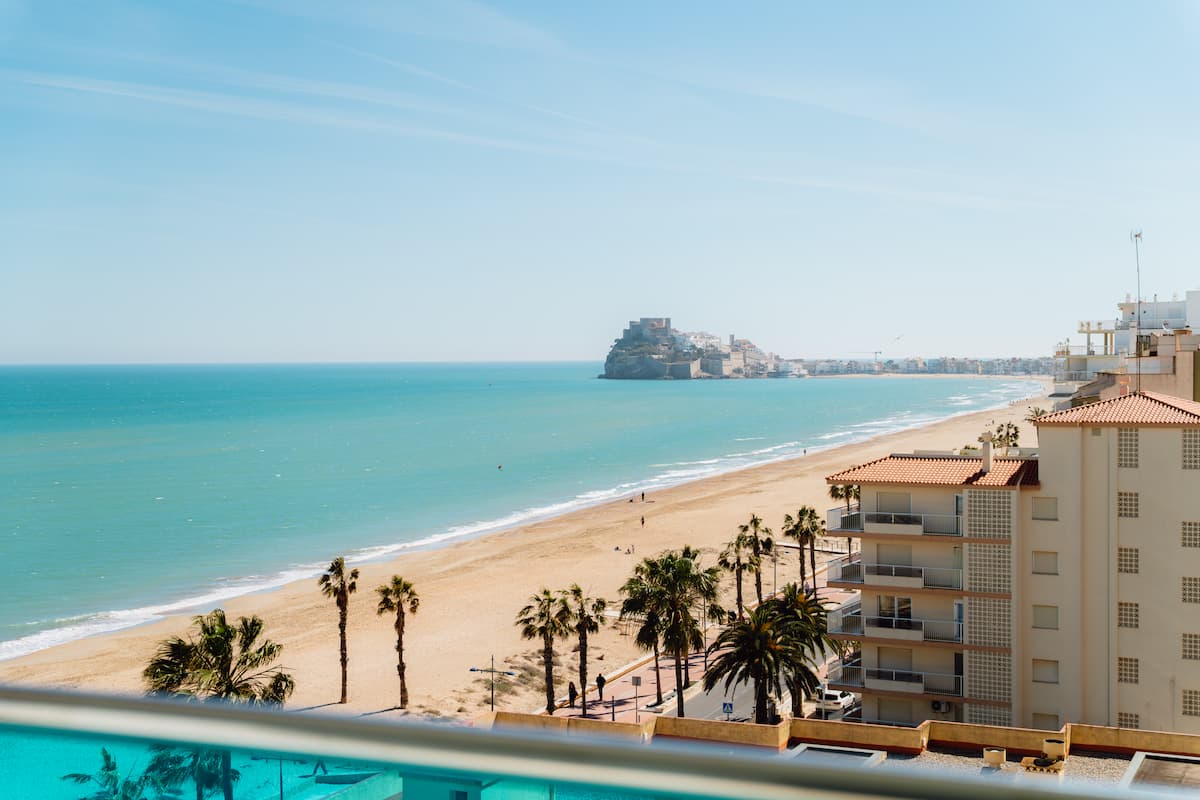 Vistas panorámicas al Castillo del Papa Luna y la playa norte de Peñíscola desde la terraza del Hotel Acuazul